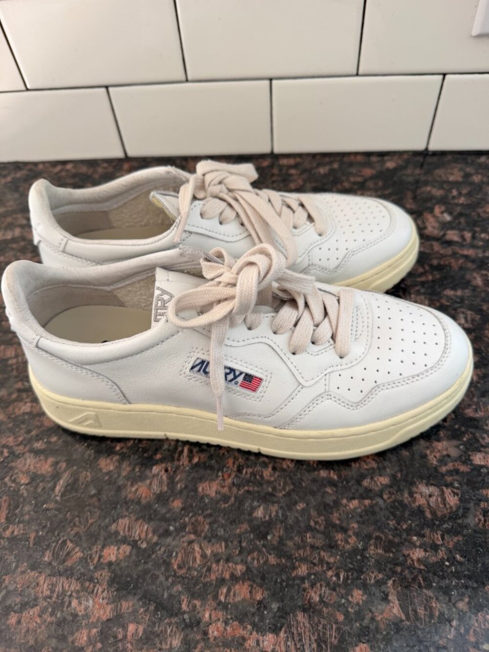 Like New Autry Women's Medalist Low Top Sneakers White Size 40 - Picture 2 of 5